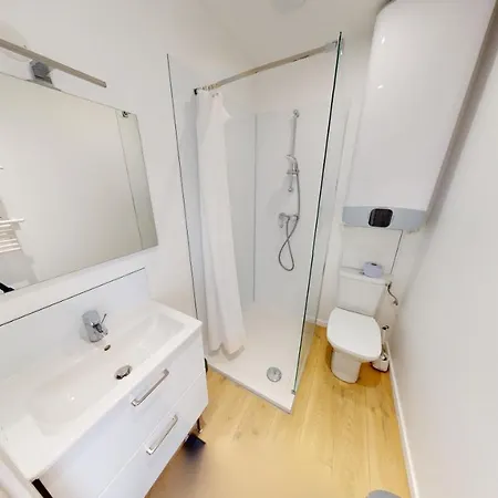 Apartment Studio Neuf, Amenage Et Equipe Centre-ville, Proche De Coty *